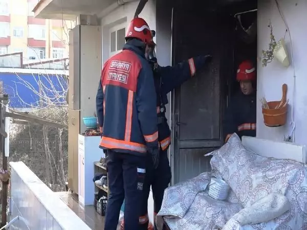 Yangında binada mahsur kalan kadını itfaiye kurtardı Yangında binada mahsur kalan kadını itfaiye kurtardı