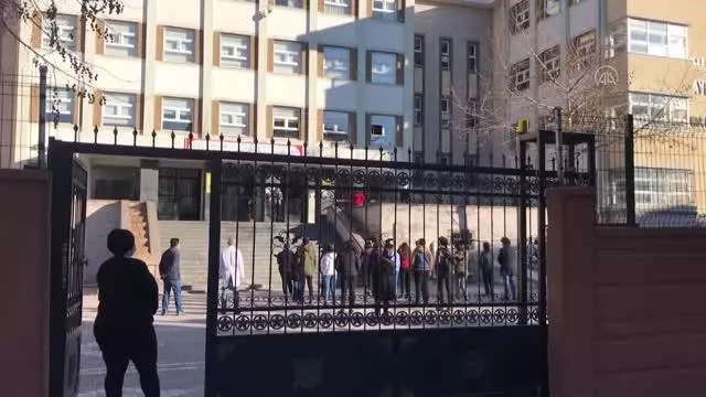 İç Anadolu'da yeni normalleşme süreciyle okullarda yüz yüze eğitime başlandı İç Anadolu'da yeni normalleşme süreciyle okullarda yüz yüze eğitime başlandı