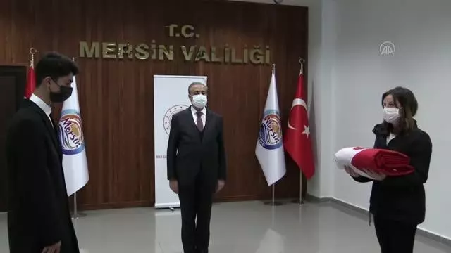 18 Mart'ta Çanakkale'de göndere çekilecek ay yıldızlı bayrak Mersin'e ulaştı 18 Mart'ta Çanakkale'de göndere çekilecek ay yıldızlı bayrak Mersin'e ulaştı