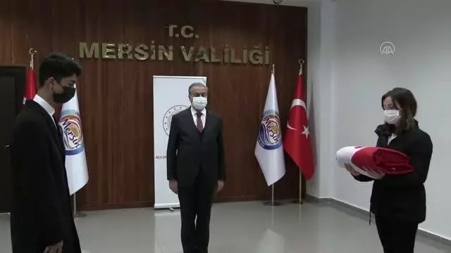 18 Mart'ta Çanakkale'de göndere çekilecek ay yıldızlı bayrak Mersin'e ulaştı 18 Mart'ta Çanakkale'de göndere çekilecek ay yıldızlı bayrak Mersin'e ulaştı