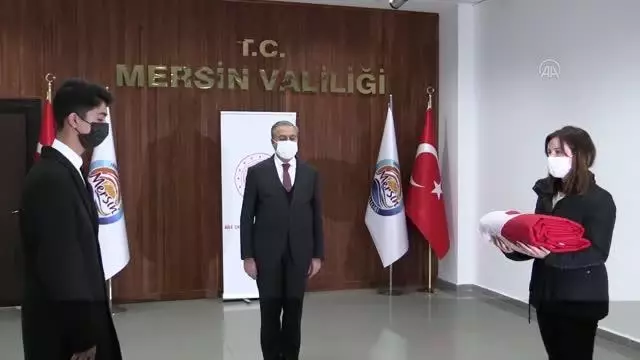 18 Mart'ta Çanakkale'de göndere çekilecek ay yıldızlı bayrak Mersin'e ulaştı 18 Mart'ta Çanakkale'de göndere çekilecek ay yıldızlı bayrak Mersin'e ulaştı