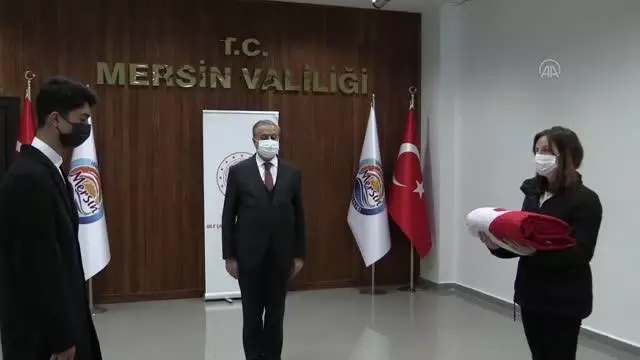 18 Mart'ta Çanakkale'de göndere çekilecek ay yıldızlı bayrak Mersin'e ulaştı 18 Mart'ta Çanakkale'de göndere çekilecek ay yıldızlı bayrak Mersin'e ulaştı
