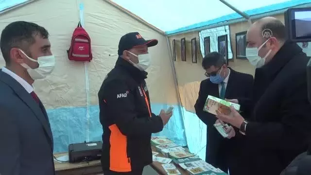 AFAD ekipleri Deprem Haftası dolasıyla vatandaşları bilgilendirdi AFAD ekipleri Deprem Haftası dolasıyla vatandaşları bilgilendirdi
