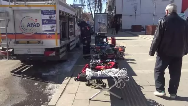 AFAD ekipleri Deprem Haftası dolasıyla vatandaşları bilgilendirdi AFAD ekipleri Deprem Haftası dolasıyla vatandaşları bilgilendirdi