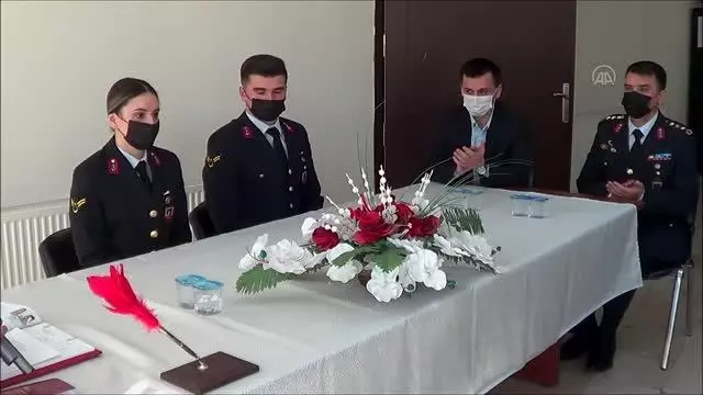 AFYONKARAHİSAR - Jandarma astsubay çift, nikah masasına üniformalarıyla oturdu AFYONKARAHİSAR - Jandarma astsubay çift, nikah masasına üniformalarıyla oturdu