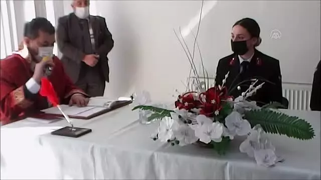AFYONKARAHİSAR - Jandarma astsubay çift, nikah masasına üniformalarıyla oturdu AFYONKARAHİSAR - Jandarma astsubay çift, nikah masasına üniformalarıyla oturdu