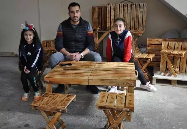 Ahşap masa ve tabureyi çantaya sığdırdı, siparişlere yetişemiyor Ahşap masa ve tabureyi çantaya sığdırdı, siparişlere yetişemiyor