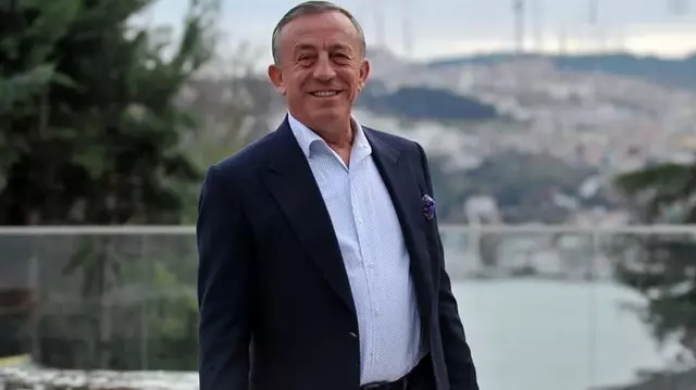Ali Ağaoğlu'nun 1 milyon dolarlı doğum günü pastası topa tutuldu Ali Ağaoğlu'nun 1 milyon dolarlı doğum günü pastası topa tutuldu