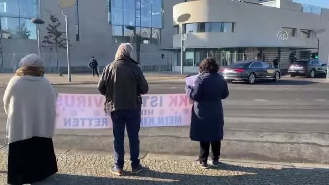Son dakika haberi | Almanya'da PKK tarafından kızı kaçırılan anne eylemini Başbakanlık önünde sürdürüyor Son dakika haberi | Almanya'da PKK tarafından kızı kaçırılan anne eylemini Başbakanlık önünde sürdürüyor