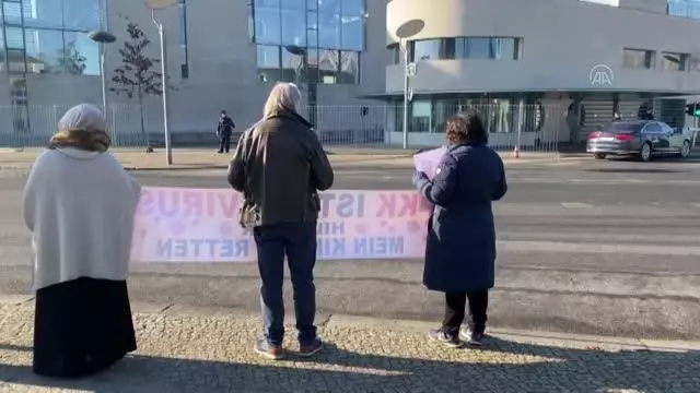 Son dakika haberi | Almanya'da PKK tarafından kızı kaçırılan anne eylemini Başbakanlık önünde sürdürüyor Son dakika haberi | Almanya'da PKK tarafından kızı kaçırılan anne eylemini Başbakanlık önünde sürdürüyor