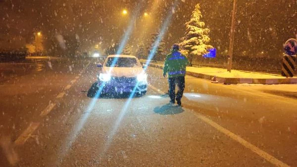 Antalya yolunda kar yağışı ulaşımda aksamaya neden oldu
