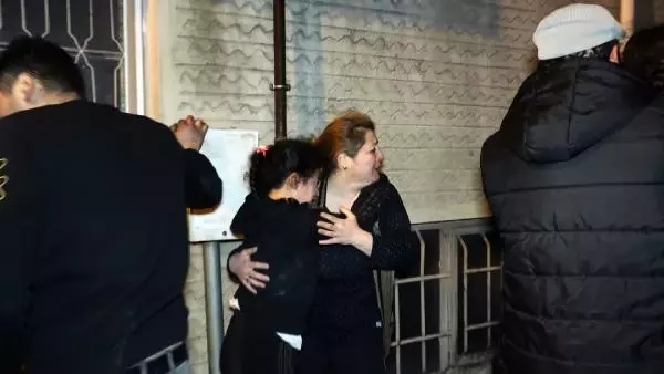 APARTMAN DAİRESİNDE ÇIKAN YANGINDA CAN PAZARI: BİNADA MAHSUR KALAN 4'Ü ÇOCUK 8 KİŞİYİ İTFAİYE KURTARDI APARTMAN DAİRESİNDE ÇIKAN YANGINDA CAN PAZARI: BİNADA MAHSUR KALAN 4'Ü ÇOCUK 8 KİŞİYİ İTFAİYE KURTARDI