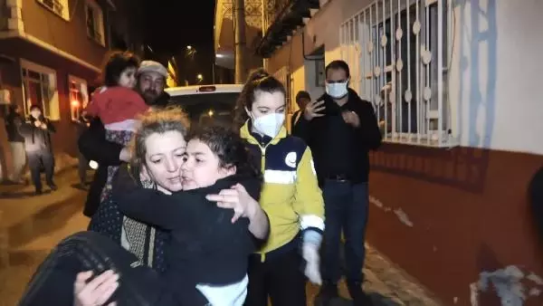 APARTMAN DAİRESİNDE ÇIKAN YANGINDA CAN PAZARI: BİNADA MAHSUR KALAN 4'Ü ÇOCUK 8 KİŞİYİ İTFAİYE KURTARDI APARTMAN DAİRESİNDE ÇIKAN YANGINDA CAN PAZARI: BİNADA MAHSUR KALAN 4'Ü ÇOCUK 8 KİŞİYİ İTFAİYE KURTARDI