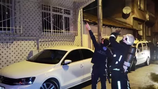 APARTMAN DAİRESİNDE ÇIKAN YANGINDA CAN PAZARI: BİNADA MAHSUR KALAN 4'Ü ÇOCUK 8 KİŞİYİ İTFAİYE KURTARDI APARTMAN DAİRESİNDE ÇIKAN YANGINDA CAN PAZARI: BİNADA MAHSUR KALAN 4'Ü ÇOCUK 8 KİŞİYİ İTFAİYE KURTARDI