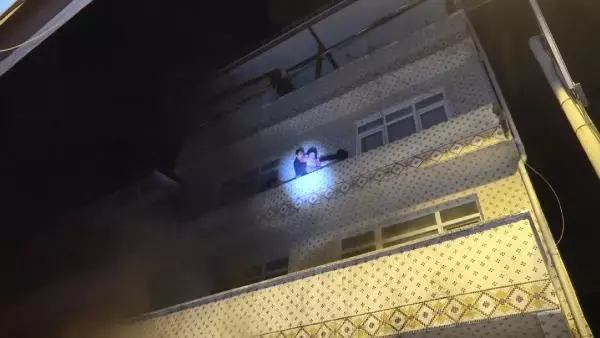 APARTMAN DAİRESİNDE ÇIKAN YANGINDA CAN PAZARI: BİNADA MAHSUR KALAN 4'Ü ÇOCUK 8 KİŞİYİ İTFAİYE KURTARDI APARTMAN DAİRESİNDE ÇIKAN YANGINDA CAN PAZARI: BİNADA MAHSUR KALAN 4'Ü ÇOCUK 8 KİŞİYİ İTFAİYE KURTARDI