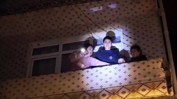 APARTMAN DAİRESİNDE ÇIKAN YANGINDA CAN PAZARI: BİNADA MAHSUR KALAN 4'Ü ÇOCUK 8 KİŞİYİ İTFAİYE KURTARDI APARTMAN DAİRESİNDE ÇIKAN YANGINDA CAN PAZARI: BİNADA MAHSUR KALAN 4'Ü ÇOCUK 8 KİŞİYİ İTFAİYE KURTARDI