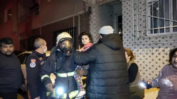 APARTMAN DAİRESİNDE ÇIKAN YANGINDA CAN PAZARI: BİNADA MAHSUR KALAN 4'Ü ÇOCUK 8 KİŞİYİ İTFAİYE KURTARDI APARTMAN DAİRESİNDE ÇIKAN YANGINDA CAN PAZARI: BİNADA MAHSUR KALAN 4'Ü ÇOCUK 8 KİŞİYİ İTFAİYE KURTARDI