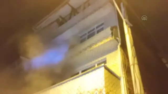 Apartmanda çıkan yangında 8 kişi dumandan etkilendi Apartmanda çıkan yangında 8 kişi dumandan etkilendi