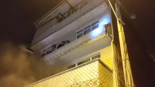 Apartmanda çıkan yangında 8 kişi dumandan etkilendi Apartmanda çıkan yangında 8 kişi dumandan etkilendi