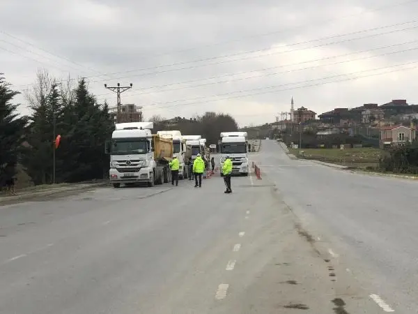 Arnavutköy'de hafriyat kamyonlarına yönelik denetim yapıldı Arnavutköy'de hafriyat kamyonlarına yönelik denetim yapıldı