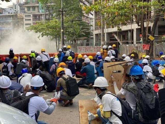 Askeri darbeyle sarsılan Myanmar'da güvenlik güçleri gerçek mermi kullandı: 6 protestocu hayatını kaybetti Askeri darbeyle sarsılan Myanmar'da güvenlik güçleri gerçek mermi kullandı: 6 protestocu hayatını kaybetti