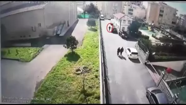 Ataşehir'de iş yerinden araç çalan kişi güvenlik kamerasına yansıdı Ataşehir'de iş yerinden araç çalan kişi güvenlik kamerasına yansıdı