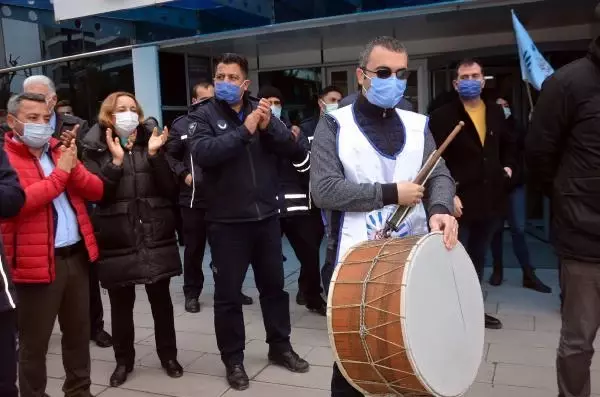 AVCILAR BELEDİYESİ ÖNÜNDE MEMURLARDAN HALAYLI EYLEM AVCILAR BELEDİYESİ ÖNÜNDE MEMURLARDAN HALAYLI EYLEM