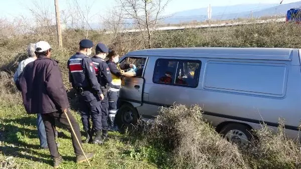 Aydın'da, karşı şeride geçen minibüsteki 3 kişi yaralandı Aydın'da, karşı şeride geçen minibüsteki 3 kişi yaralandı