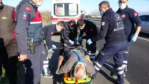 Aydın'da, karşı şeride geçen minibüsteki 3 kişi yaralandı Aydın'da, karşı şeride geçen minibüsteki 3 kişi yaralandı