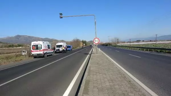 Aydın'da, karşı şeride geçen minibüsteki 3 kişi yaralandı Aydın'da, karşı şeride geçen minibüsteki 3 kişi yaralandı
