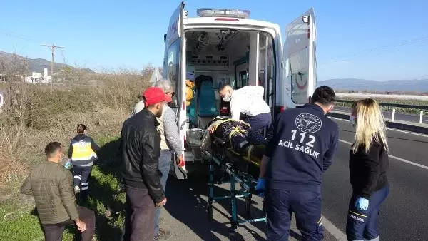 Aydın'da, karşı şeride geçen minibüsteki 3 kişi yaralandı Aydın'da, karşı şeride geçen minibüsteki 3 kişi yaralandı