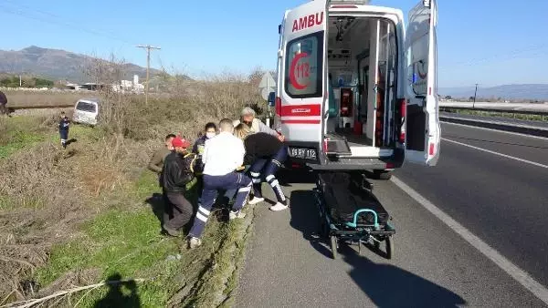 Aydın'da, karşı şeride geçen minibüsteki 3 kişi yaralandı Aydın'da, karşı şeride geçen minibüsteki 3 kişi yaralandı