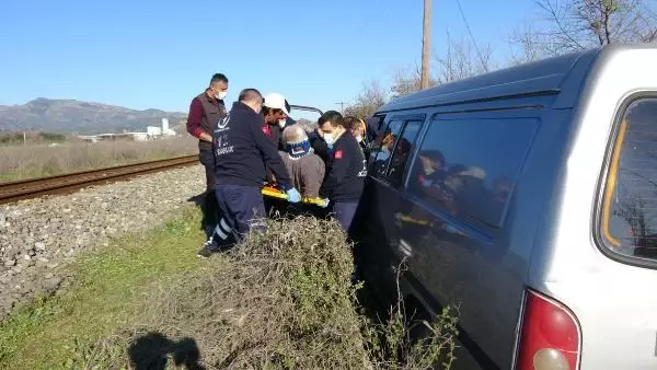 Aydın'da, karşı şeride geçen minibüsteki 3 kişi yaralandı Aydın'da, karşı şeride geçen minibüsteki 3 kişi yaralandı