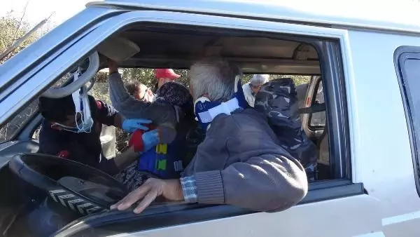 Aydın'da, karşı şeride geçen minibüsteki 3 kişi yaralandı Aydın'da, karşı şeride geçen minibüsteki 3 kişi yaralandı
