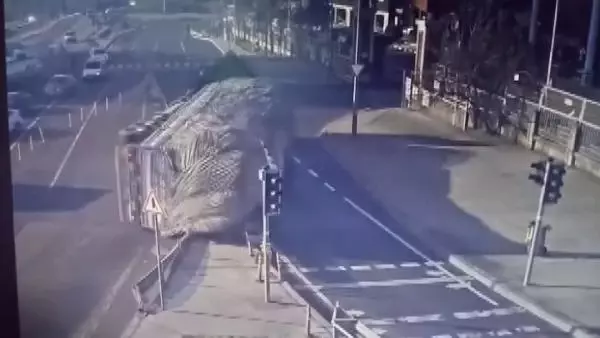 Başakşehir'de aşırı yüklü TIR böyle devrildi (1) Başakşehir'de aşırı yüklü TIR böyle devrildi (1)