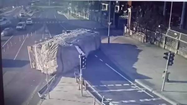 Başakşehir'de aşırı yüklü TIR böyle devrildi (1) Başakşehir'de aşırı yüklü TIR böyle devrildi (1)