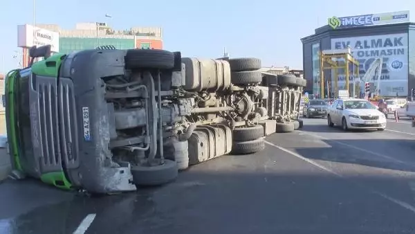 Başakşehir'de aşırı yüklü TIR böyle devrildi (1) Başakşehir'de aşırı yüklü TIR böyle devrildi (1)