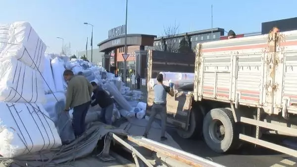 Başakşehir'de aşırı yüklü TIR böyle devrildi (1) Başakşehir'de aşırı yüklü TIR böyle devrildi (1)