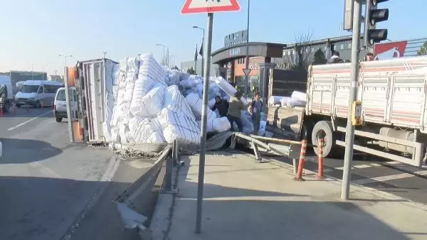 Başakşehir'de aşırı yüklü TIR böyle devrildi (1) Başakşehir'de aşırı yüklü TIR böyle devrildi (1)