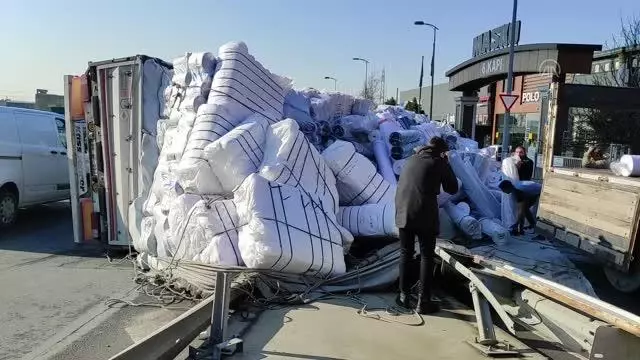 Başakşehir'de kumaş yüklü tır yola devrildi Başakşehir'de kumaş yüklü tır yola devrildi