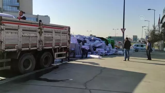 Başakşehir'de kumaş yüklü tır yola devrildi Başakşehir'de kumaş yüklü tır yola devrildi