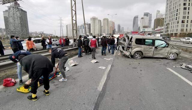 Beylikdüzü'nde kamyonet ve ticari aracın çarpışması sonucu 3 kişi yaralandı Beylikdüzü'nde kamyonet ve ticari aracın çarpışması sonucu 3 kişi yaralandı
