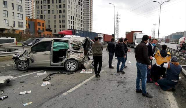 Beylikdüzü'nde kamyonet ve ticari aracın çarpışması sonucu 3 kişi yaralandı Beylikdüzü'nde kamyonet ve ticari aracın çarpışması sonucu 3 kişi yaralandı