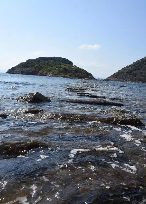 Bodrum'da deniz çekildi, kral yolu gün yüzüne çıktı Bodrum'da deniz çekildi, kral yolu gün yüzüne çıktı