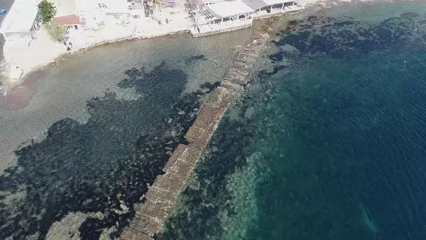 Bodrum'da deniz çekildi, kral yolu gün yüzüne çıktı Bodrum'da deniz çekildi, kral yolu gün yüzüne çıktı