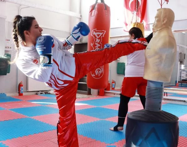 Burdur'da kick boks sporu 6 kadın antrenöre emanet