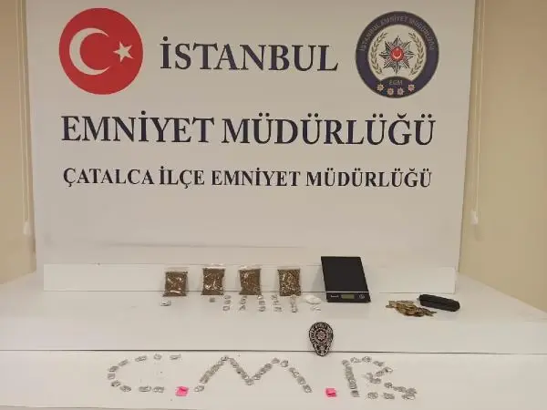 Çatalca'da gece bekçileri şüphelendikleri 2 kişinin üzerinde uyuşturucu buldu Çatalca'da gece bekçileri şüphelendikleri 2 kişinin üzerinde uyuşturucu buldu