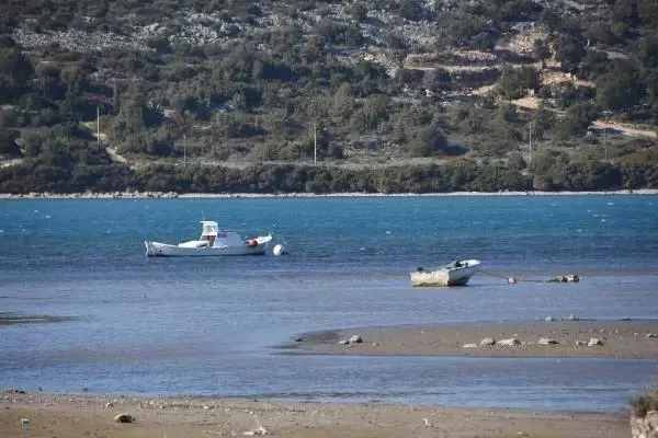 Yunanistan'daki 6.2'lik depremin ardından İzmir'de deniz çekildi, tekneler karaya oturdu Yunanistan'daki 6.2'lik depremin ardından İzmir'de deniz çekildi, tekneler karaya oturdu