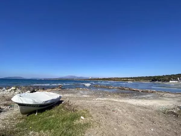 Yunanistan'daki 6.2'lik depremin ardından İzmir'de deniz çekildi, tekneler karaya oturdu Yunanistan'daki 6.2'lik depremin ardından İzmir'de deniz çekildi, tekneler karaya oturdu