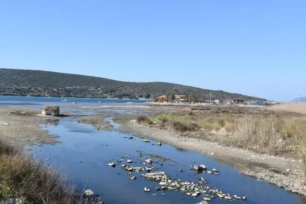 Yunanistan'daki 6.2'lik depremin ardından İzmir'de deniz çekildi, tekneler karaya oturdu Yunanistan'daki 6.2'lik depremin ardından İzmir'de deniz çekildi, tekneler karaya oturdu